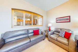 Snowbird-friendly home with fast WiFi, central AC, and private pool - 2