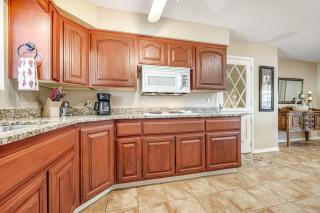 Downtown Home w Enclosed Yard, Gas Grill, Free WiFi, Central AC, Washer, Dryer - 4