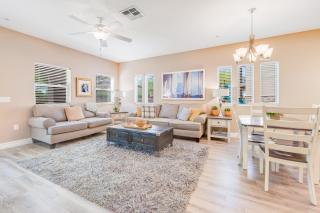 Spacious townhouse with fast WiFi, central AC, washer, dryer, pool, & hot tub - 8