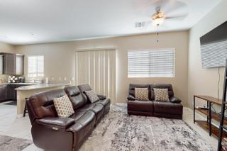 Escape to this stunning house in Mesa, AZ, where luxury meets comfort - 8