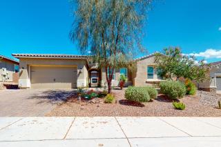 Southwestern stunner with enclosed yard, pool, putting green, & grill - 8