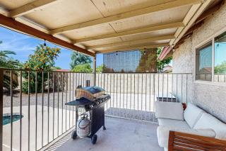 Charming & sunlit villa with private pool, patio, & firepit - near golf & trails - 9