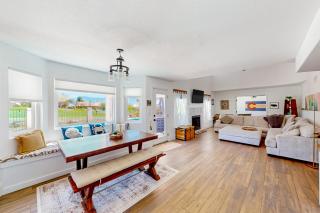 Golf-course-front home with private pool, spa, terrace & mountain view - 4