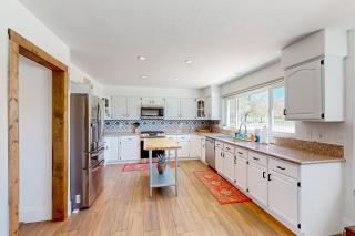 Golf-course-front home with private pool, spa, terrace & mountain view - 3