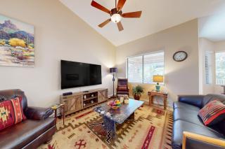 Sunny townhome with a lovely patio & WD - pool, game room, and gym access - 0