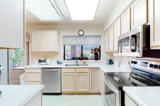 Radiant desert stay with pool and tennis access - mountain views, dogs ok - 5