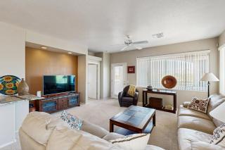 Bright 2nd floor Condo w mountain & valley views, shared pool hot tub gym - 8