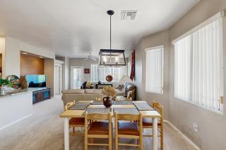 Bright 2nd floor Condo w mountain & valley views, shared pool hot tub gym - 4