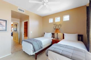 Snowbird-friendly condo with heated pool, gym, grill, patio, pool spa, clubhouse - 1