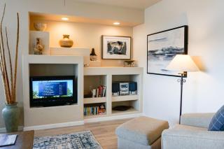 Renovated condo with updated floors, pool, hot tub & mountain views - 1