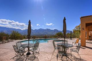 Comfortable getaway with hot tub, pool, private BBQ & full kitchen - 9