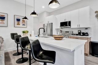 Dallas Escape w/ Rooftop + Yard • Sleeps 10 - 8