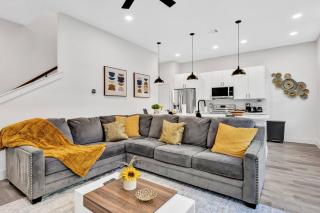 Dallas Escape w/ Rooftop + Yard • Sleeps 10 - 3