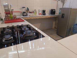 HABITACION PRIVADA CON AC, WiFi, TV, COCINA, BAÑO Y ESTACIONAMIENTO - 3