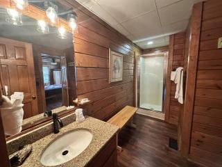 ER74 - Gerrald's Chalet - Great location, Close to all the action! cabin - 6