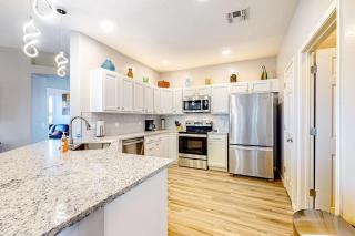 Bright and spacious mountain-view home with pool hot tub on-site, golfing nearby - 2