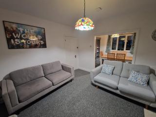 Entire 3 bedroom house 5 minutes from the beach - 8