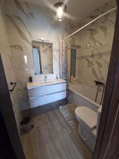 Airport Accommodation Bedroom with Bathroom, balcony, aircondition, self checkIn, 24 hours check-in after 3pm - 4