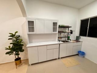 现代极简奶油风设计民宿 Parit Raja - 1