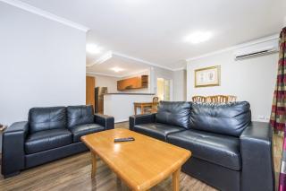 Central East Perth Flat with Pool & Gym Access - 4