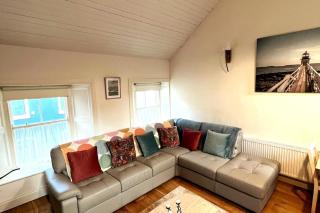 Central & Stylish Townhouse - 2