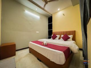 Hotel Thakur Harshit Bihari Kunj - 2