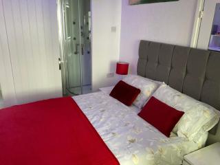 Victoria House - Self Catering Quiet Guesthouse - Adult Singles and Couples Only - 4