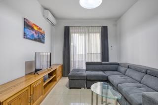 St Pauls Bright Apartment with Balcony - 4