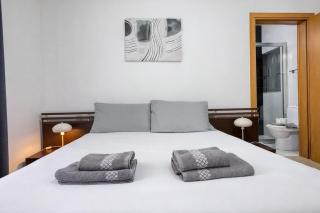 St Pauls Bright Apartment with Balcony - 2