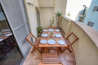 St Pauls Bright Apartment with Balcony - 1