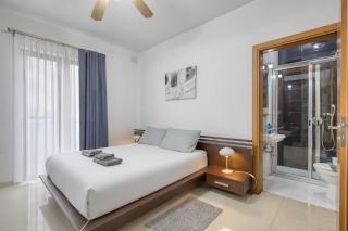 St Pauls Bright Apartment with Balcony - 0