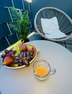 Close to center App with Balcony Netflix and Self Checkin - 1