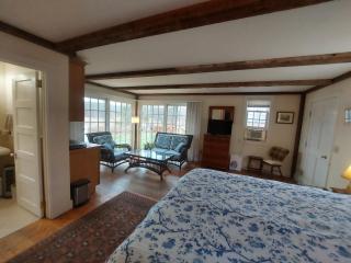 Darius' 2-Room Suite - 4