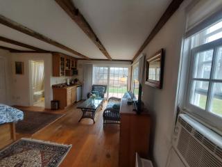 Darius' 2-Room Suite - 2