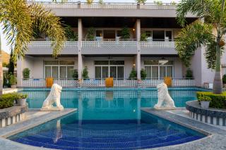 Mountain Creek by ELIVAAS Prive Pet-friendly 1 Luxe Room with Shared Pool and Gazebo - 4