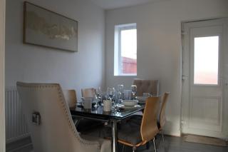 Park, Shop & Explore - Doncaster Home for 8 - 5