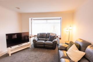 Spacious Home 10 mins to Airport & Braehead - Pass the Keys - 3
