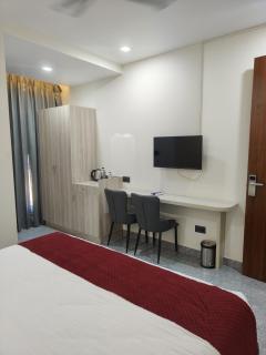 Hotel The Crown Prince - 1