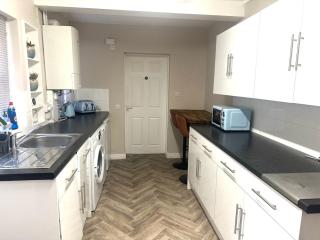 Nest House Crewe 4 Bedrooms Sleeps 7 - 1