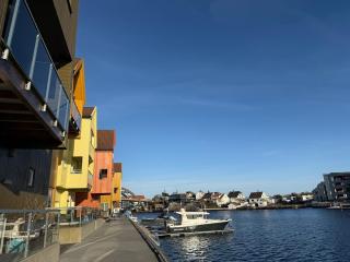 Modern Waterfront 4BR Apt with Dock & Free Parking - 2