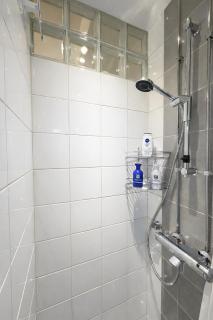 Bright & Spacious Apartment Near Center - 2