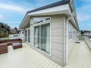 Luxury 6 Berth Lodge With Wifi At Broadland Sands In Suffolk Ref 20011Cv - 2