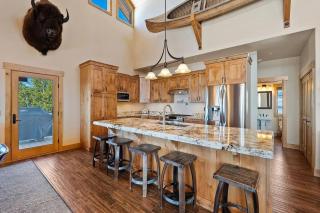 Sky House Whitefish • Ski-In/Out + Hot Tub + Views - 4