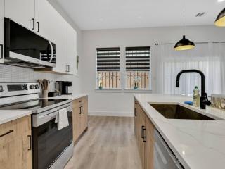 Bright Dallas 3BR | Rooftop, Garage, Backyard - 9