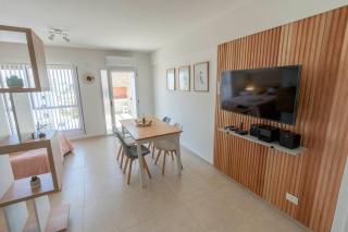 Amplio y luminoso estudio con balcón y parrilla en el centro - 0