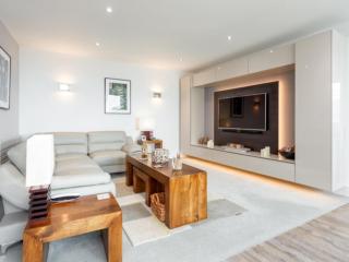 Sail Away - Luxury Apartment with Stunning Harbour Views - 3