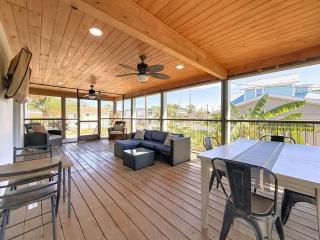 Canal Front, Kayak, Paddle Board, Hot Tub, Convenient Location - 4