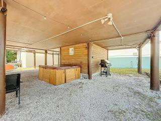 Canal Front, Kayak, Paddle Board, Hot Tub, Convenient Location - 8