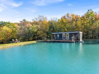 Tiny House Boat on a Tiny Lake Retreat - 9
