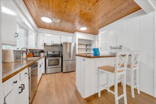Scenic Point - Private Lakefront Home w/ Dock, Fire pit, outside shower & Hot tub - 2
